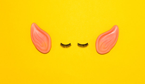 长着大耳朵的男人，黄色背景上极具创意的简约概念图片下载