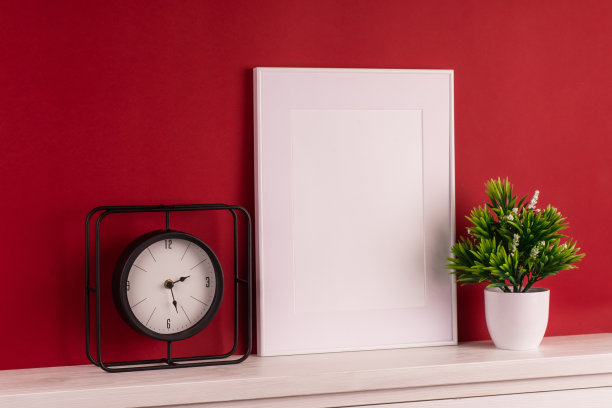 模拟了海报。最小的模板与空画框模拟。红色的背景图片下载