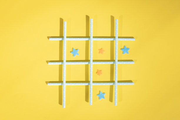 黄色背景下的蓝色灯管和感觉星。图片下载