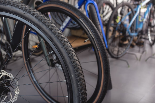 一个自行车商店展示的几辆高端自行车的新轮胎特写。图片下载