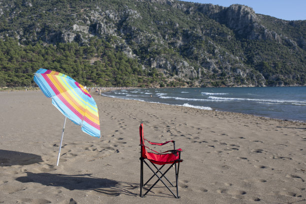 沙滩上的游泳圈和拖鞋图片下载