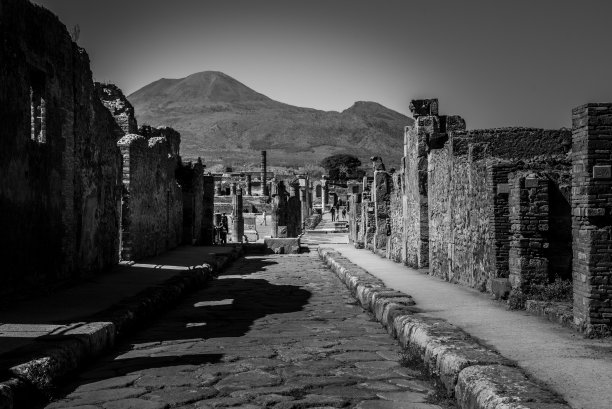 意大利庞贝古城的一条美丽的典型的鹅卵石街道图片下载