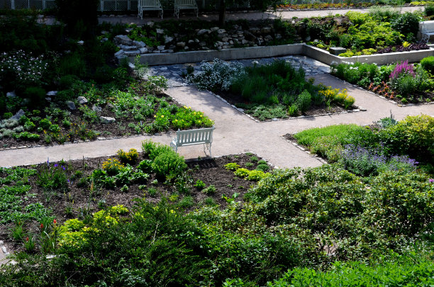 在公园里有规则形状的池塘上方铺设的粗糙的石灰石。tralk床。灰色和棕色混合的扁平石瓦图片下载