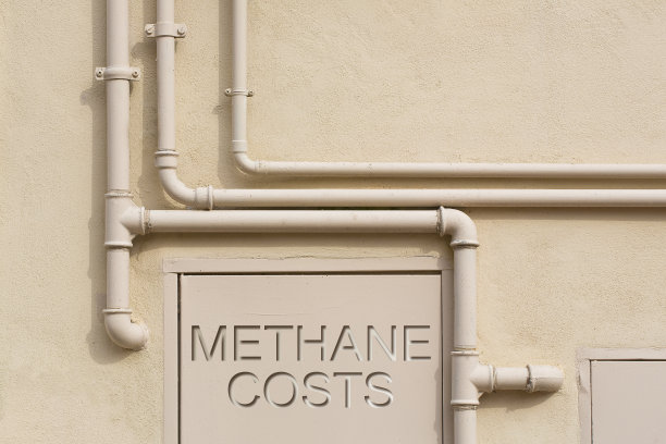 成本天然气甲烷天然气-概念图像与成本文本对石膏墙和天然气金属管道图片下载