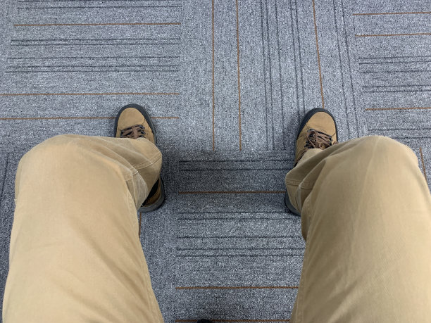 男人穿着登山靴坐在家里图片下载