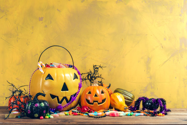 万圣节快乐!南瓜和糖果在家里。图片下载
