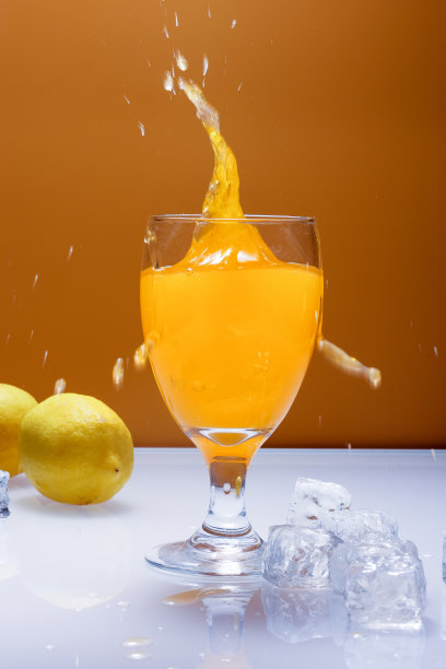 玻璃飞溅水和冰立方图片下载