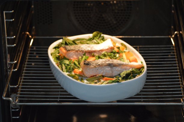 自制的烤鲑鱼组成图片下载