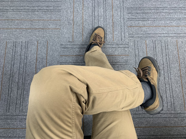 男人穿着登山靴坐在家里图片下载