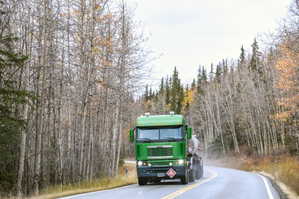 秋天的阿拉斯加卡车运输图片下载