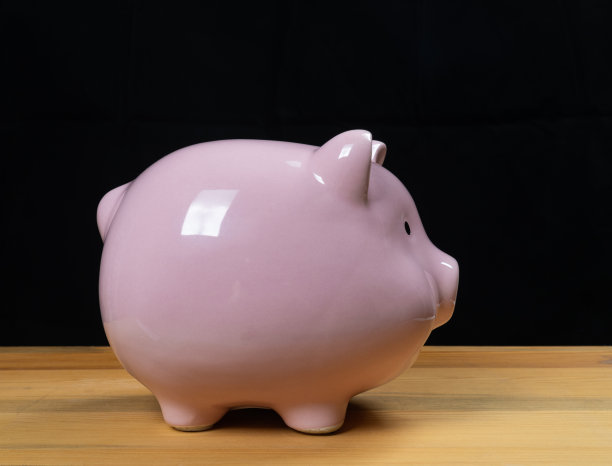 黑色背景的存钱罐图片下载