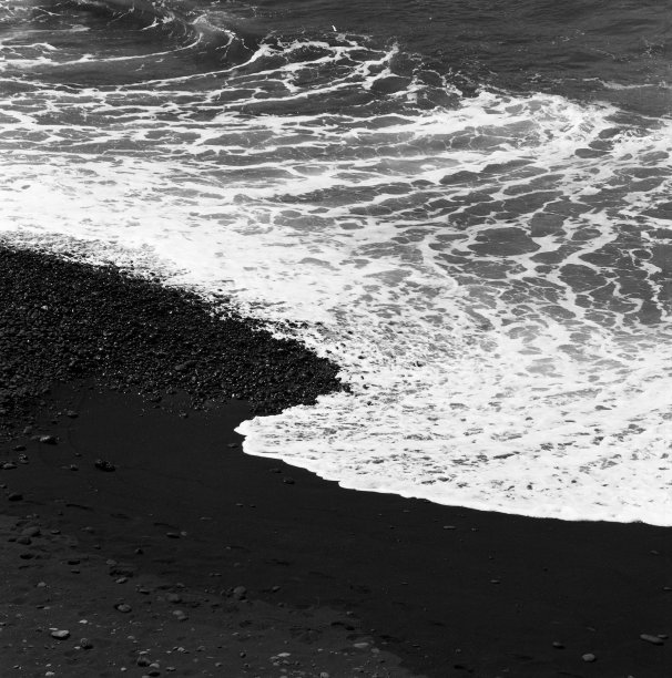 黑色的沙滩和海浪的盈盈图片下载