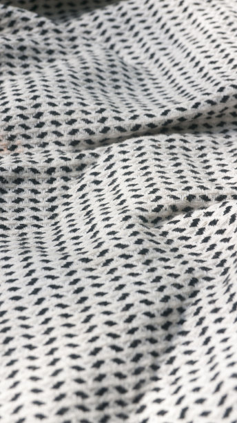 白色背景织物垂坠上的黑点图片下载