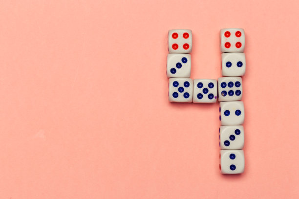 四号骰子在桃色背景上的特写图片下载