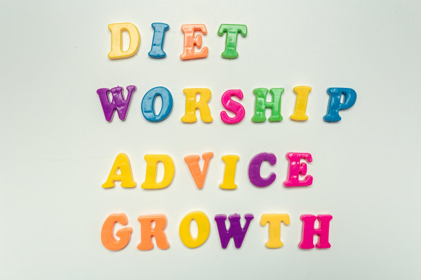 白色背景的彩色塑料单词和字母图片下载