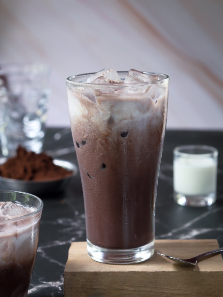 一杯高杯的冰牛奶奶油巧克力可可饮料图片下载