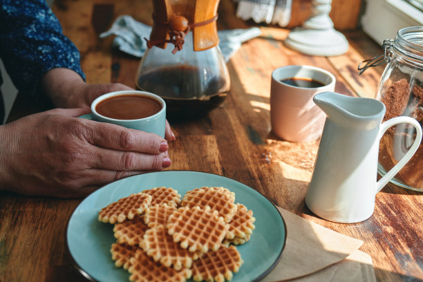 在家庭厨房品尝新鲜煮好的咖啡图片下载