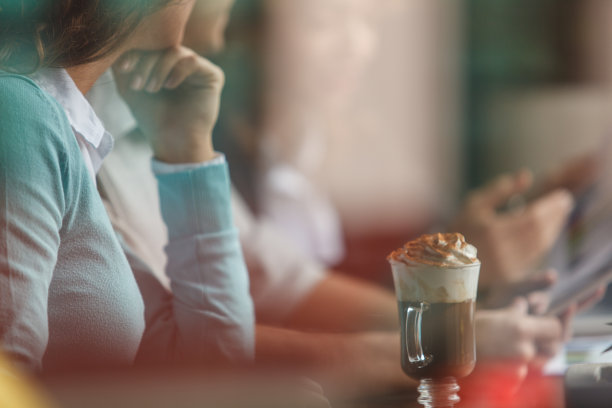 商务人士在咖啡店开会图片下载