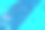 纯蓝的水在游泳池与光反射。水游泳池表面夏季背景图片下载