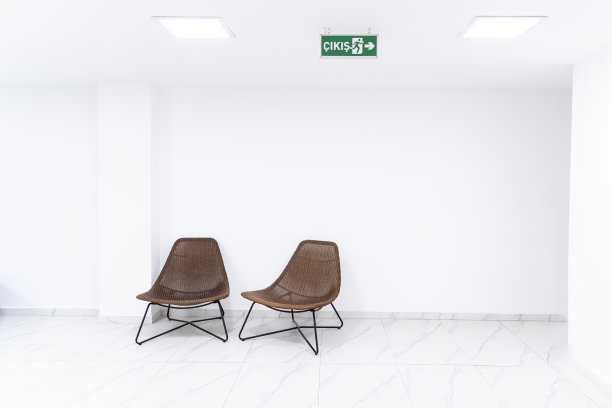 一个极简主义的座位区，专为茶和咖啡休息而设计。图片下载