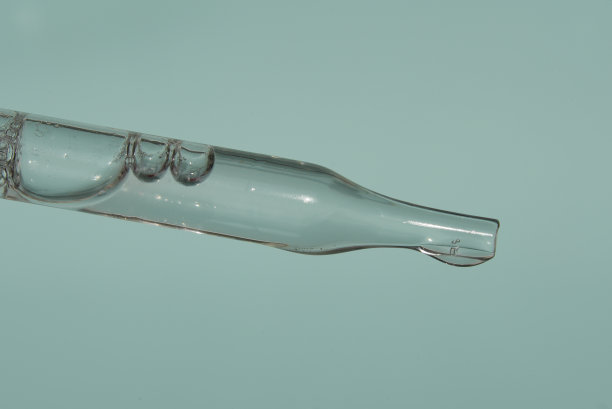 滴管加血清。光线背景在白天。护肤产品、天然化妆品。面部和身体护理的美容理念。图片下载