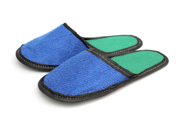 绿色鞋垫的蓝色纺织拖鞋，白色背景的居家拖鞋，家居服图片下载
