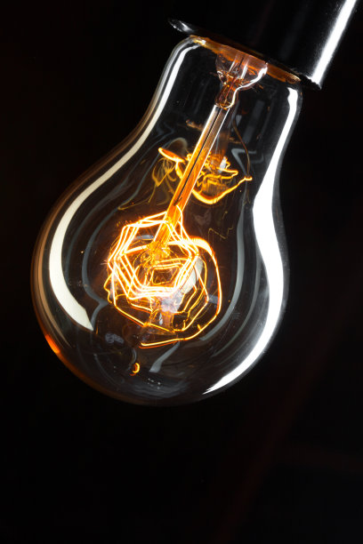 一个经典的爱迪生灯泡在黑暗的背景和文字空间图片下载