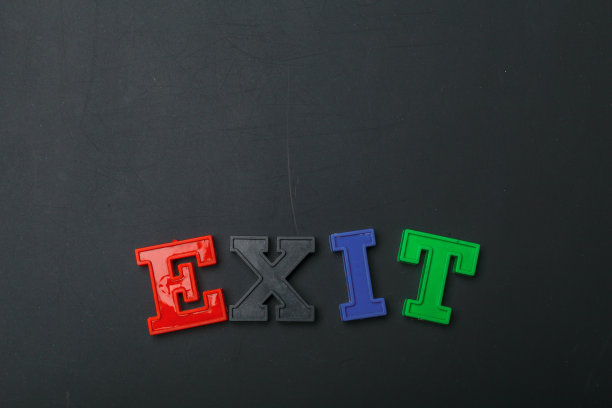 桌子上的出口字图片下载