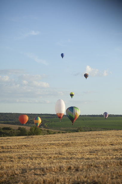 夏天，气球飞过绿色的田野和山丘图片下载