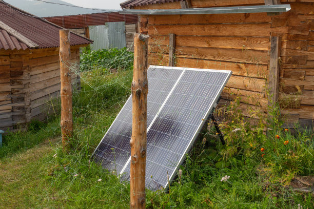 带有太阳能板的木屋图片下载