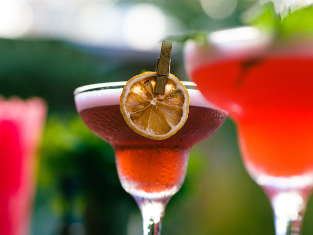 庆典上五颜六色的鸡尾酒图片下载