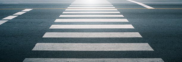 人行横道在行人过马路时为了安全而使用人行横道、修复后的柏油路上使用人行横道、为了安全而使用人行横道、物流进出口和运输行业图片下载