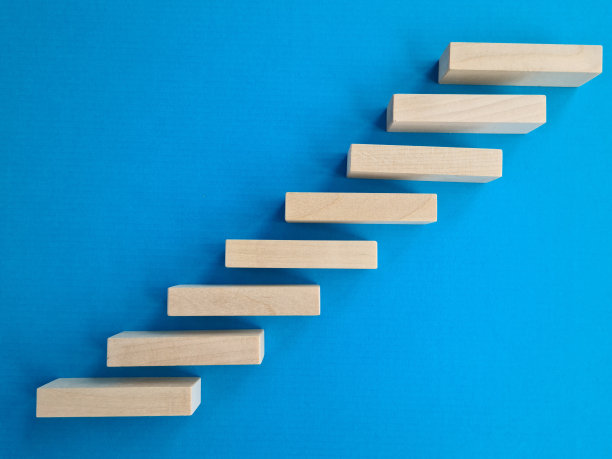 蓝色背景的楼梯形式的木块图片下载