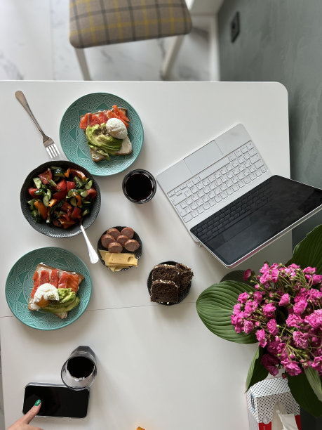 早餐放在白色的桌子上，笔记本电脑俯视图图片下载