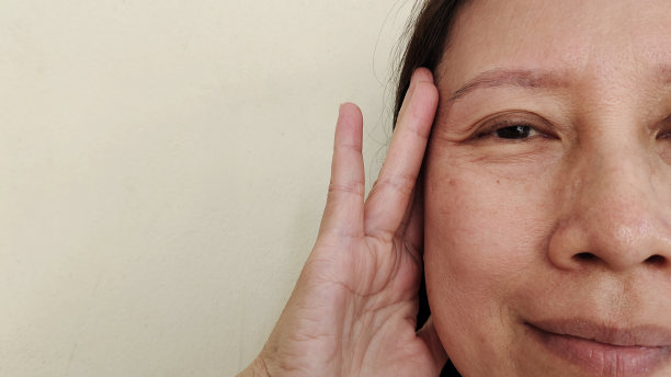 脸上的皱纹和斑点。图片下载