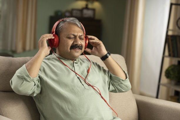 成熟男人听音乐的股票照片图片下载