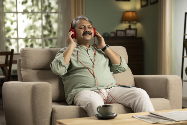 成熟男人听音乐的股票照片图片下载