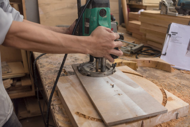 从厚木板上切成圆形。使用带圆弧切割夹具的凹木铣刀。在车间做一个酒吧凳子的头。图片下载