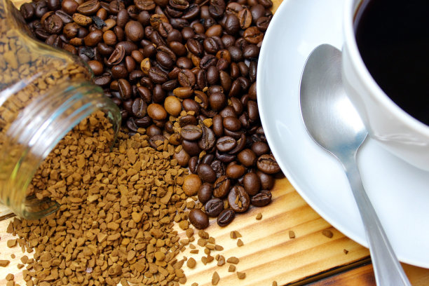 速溶咖啡和咖啡豆放在木制的背景上。图片下载