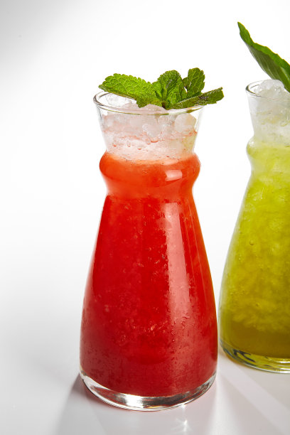 草莓柠檬水玻璃杯特写图片下载