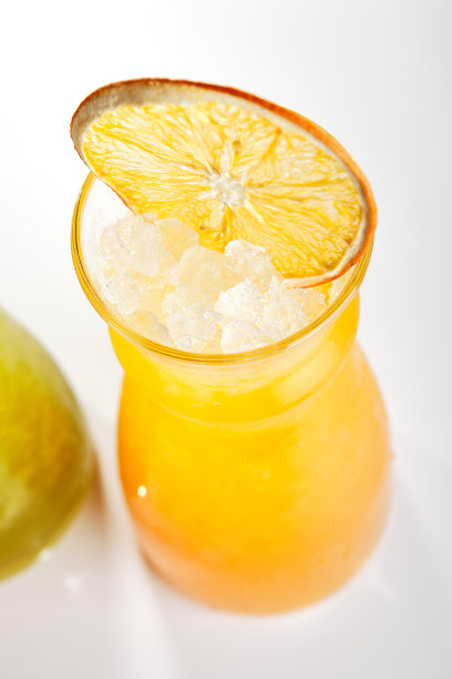 猕猴桃和橙子柠檬水玻璃杯的特写图片下载