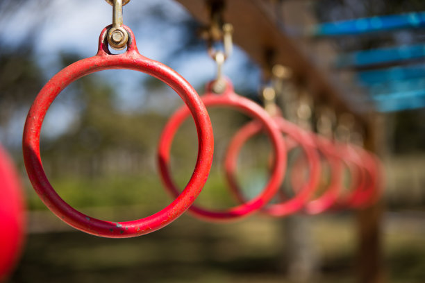 操场上摇摆不定的戒指图片下载