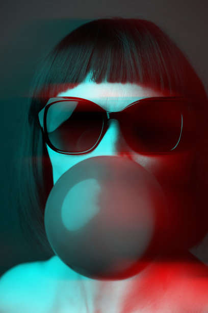 女人与太阳镜吹口香糖泡沫工作室肖像在RGB颜色分裂效果图片下载