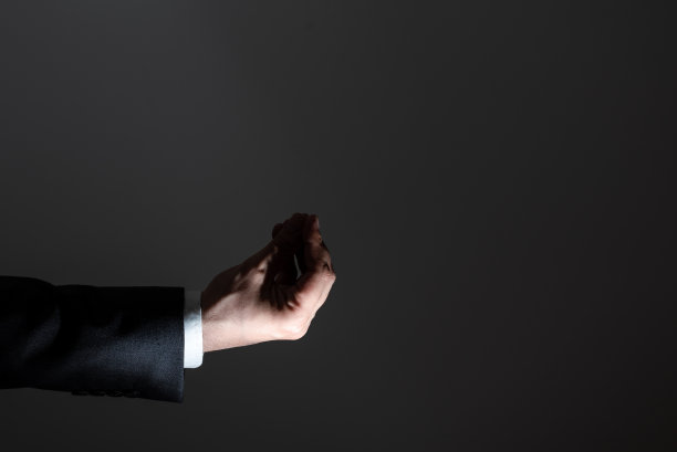 一根手指指向重要信息。举手陈述关键公告。显示最近的更新。执行显示关键信息。图片下载