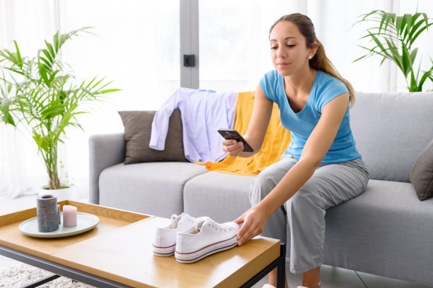 一个女人在网上卖她的旧衣服图片下载