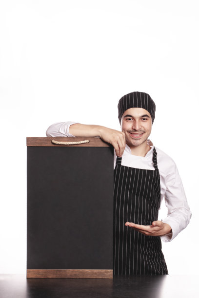 年轻的厨师用手展示空的黑色砧板图片下载