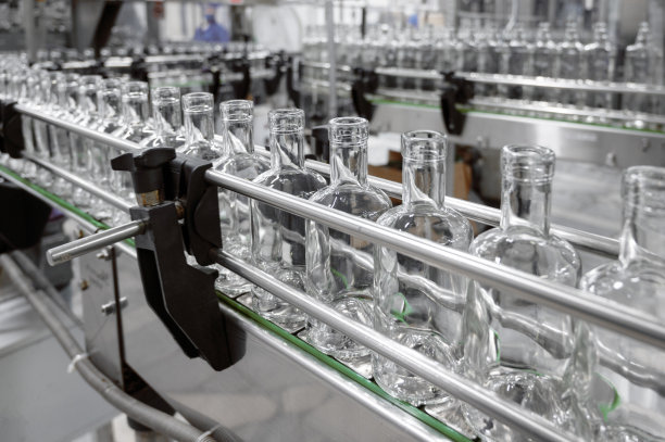 在商店里输送酒类饮料的瓶子图片下载