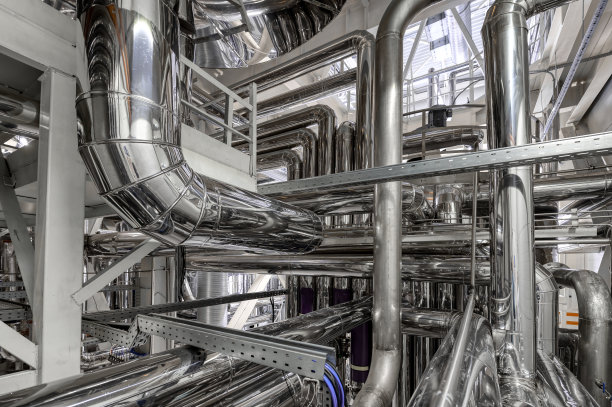 厂房宽敞厂房内复杂的管道系统图片下载