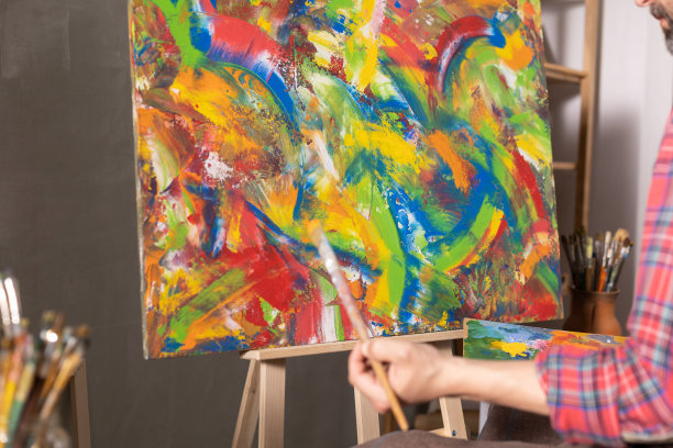 从事绘画工作的男艺术家。在创意工作室的艺术家画家图片下载