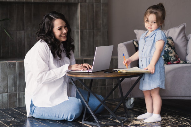 妈妈是自由职业者，在家和女儿用笔记本电脑工作图片下载